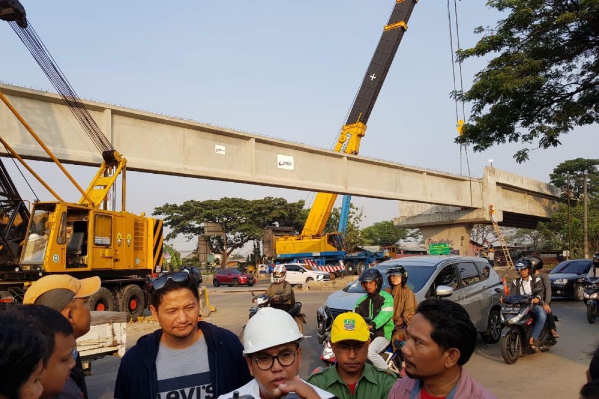 Penyangga jembatan layang Tegal Gede Bekasi dipasang