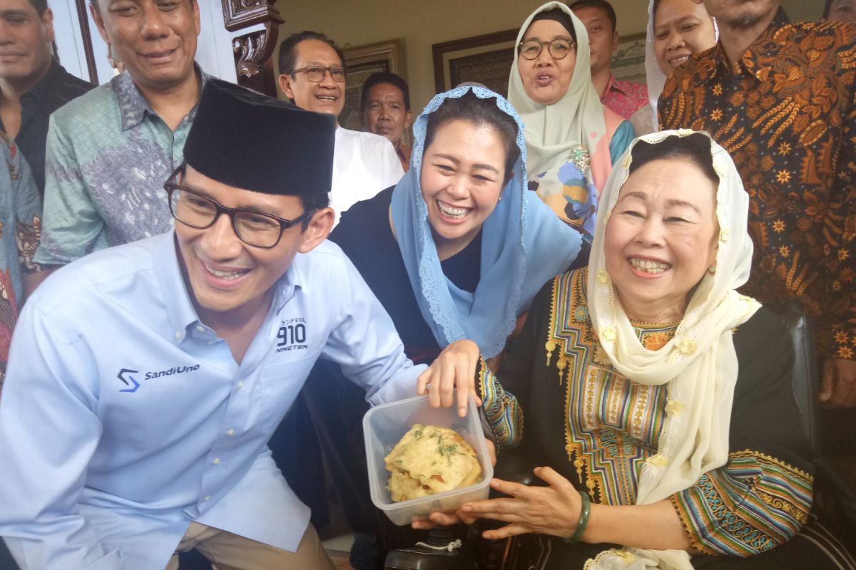 Shinta Nuriyah bawakan Sandiaga tempe mendoan untuk buka puasa