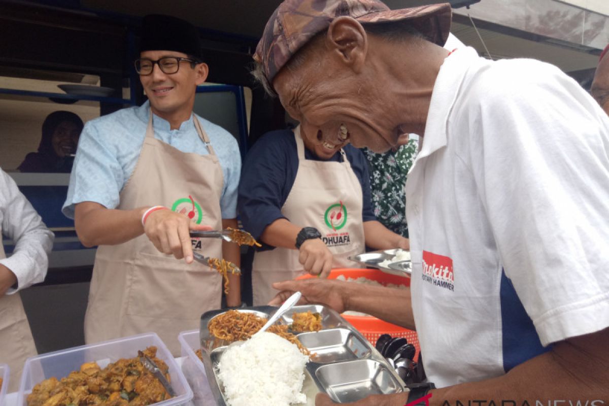 Sandiaga melayani makan warga di Gedung Muhammadiyah