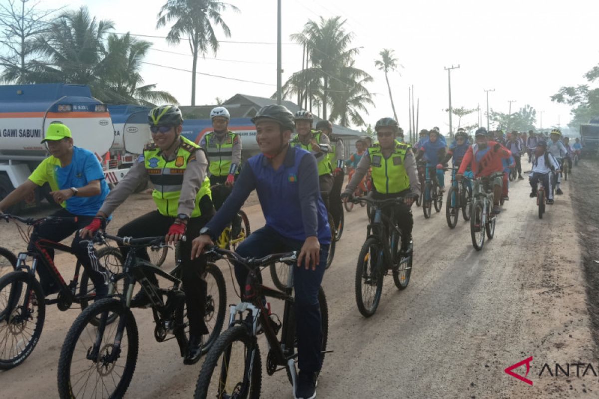 Banjarmasin traffic police campaign cycling to school