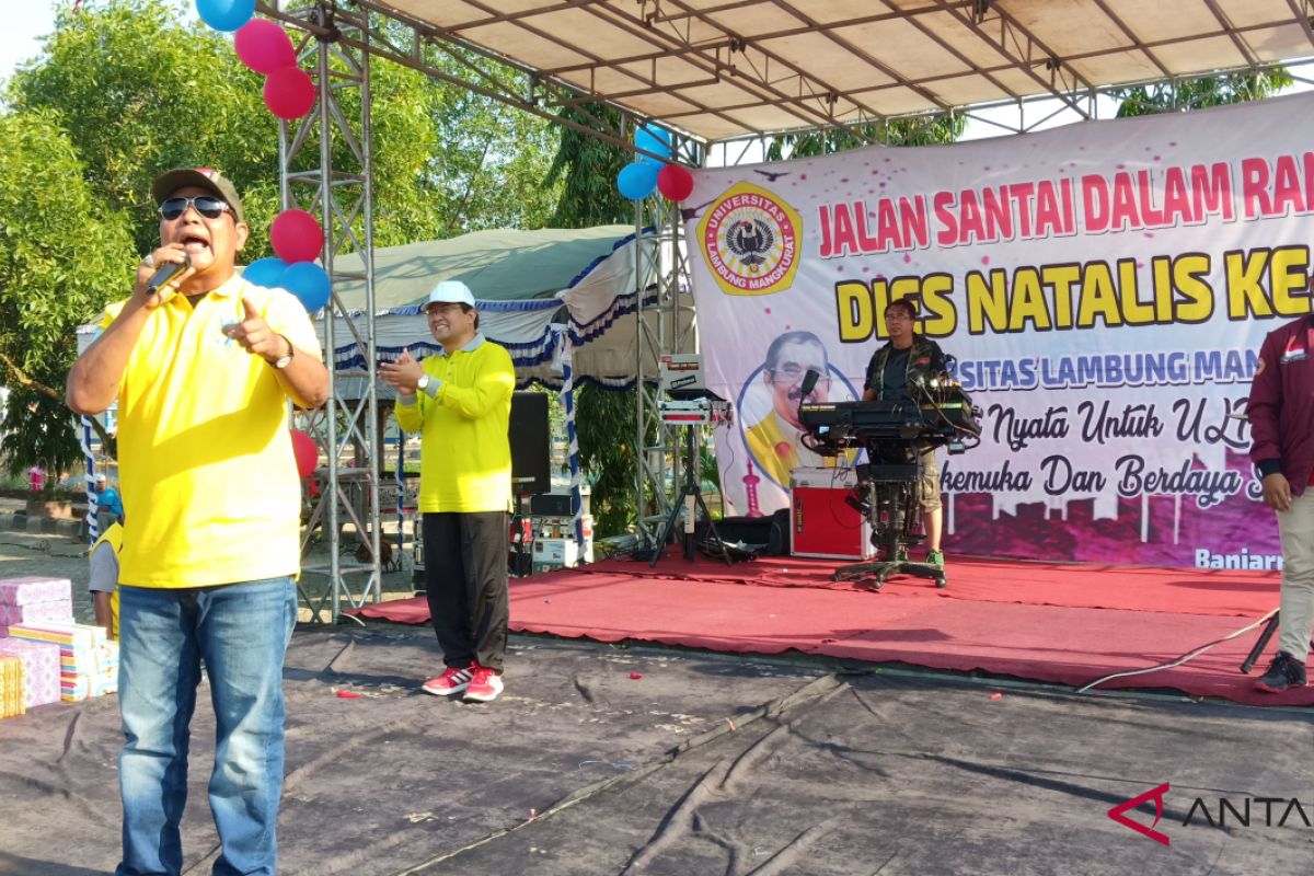 Paman Birin motivasi mahasiswa saat Jalan Santai Dies Natalis Ke-60 ULM