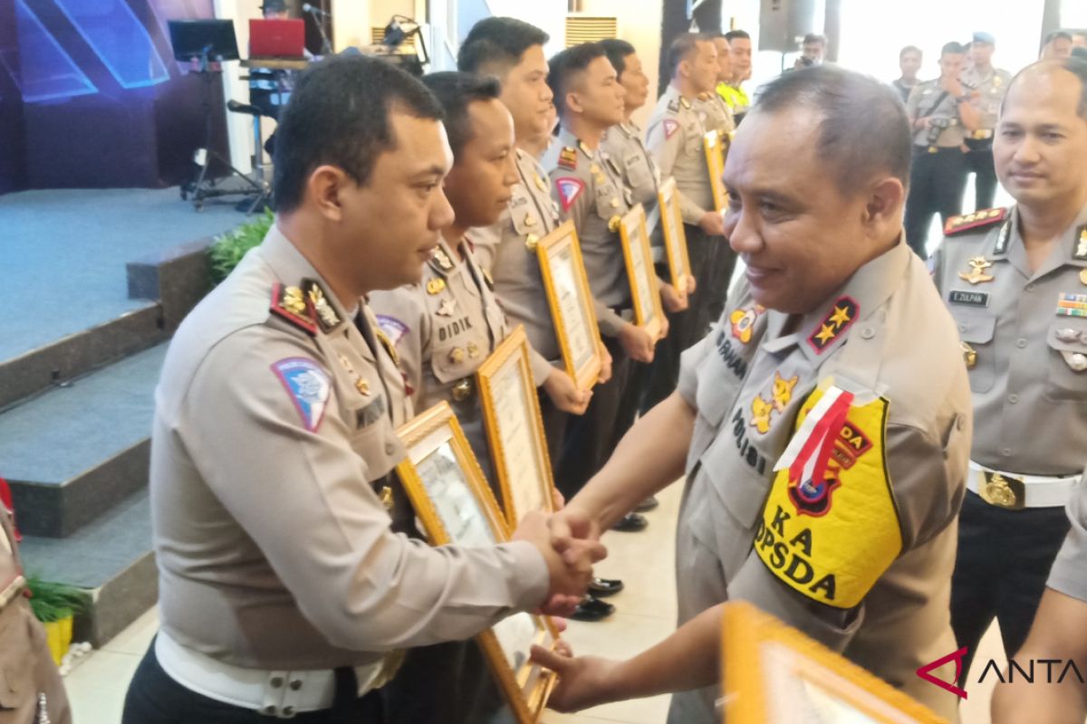 Police chief awards outstanding traffic police