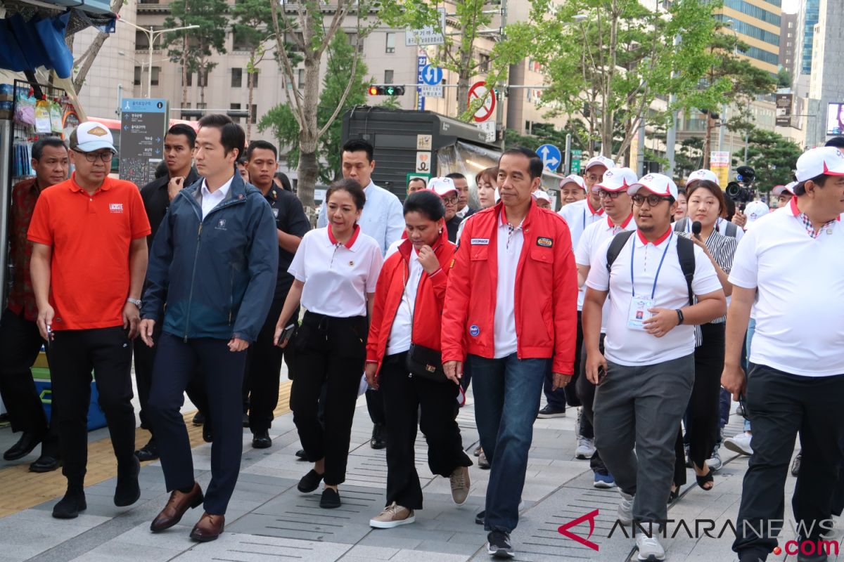 Presiden Jokowi jalan kaki susuri jalanan Kota Seoul