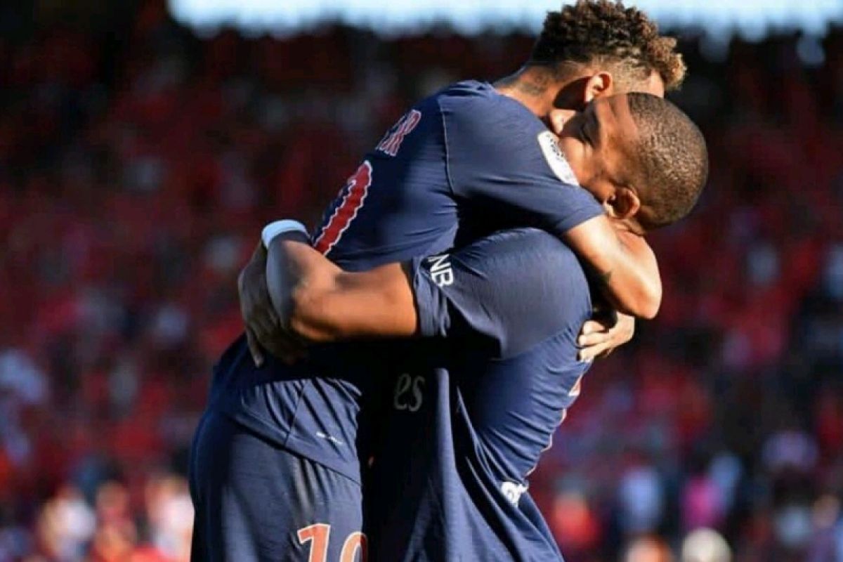 Mbappe mencetak gol, namun harus menerima kartu merah