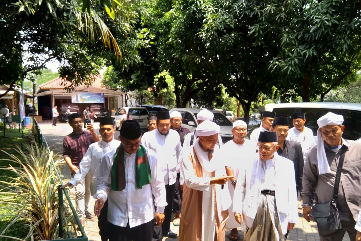 KH Ma'aruf Amin isi khutbah Jumat di Az-zikra