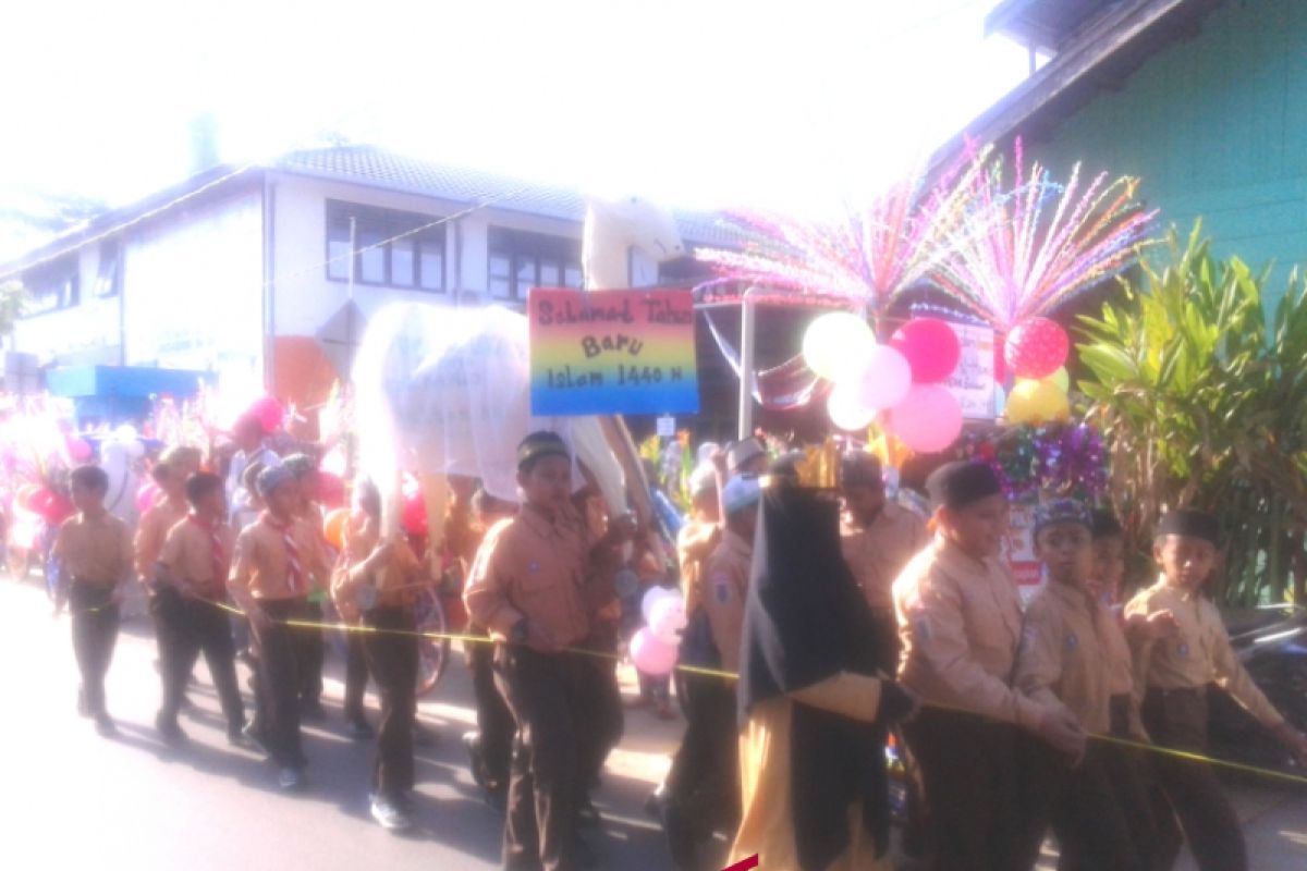 1.055 siswa pawai 1 Muharram