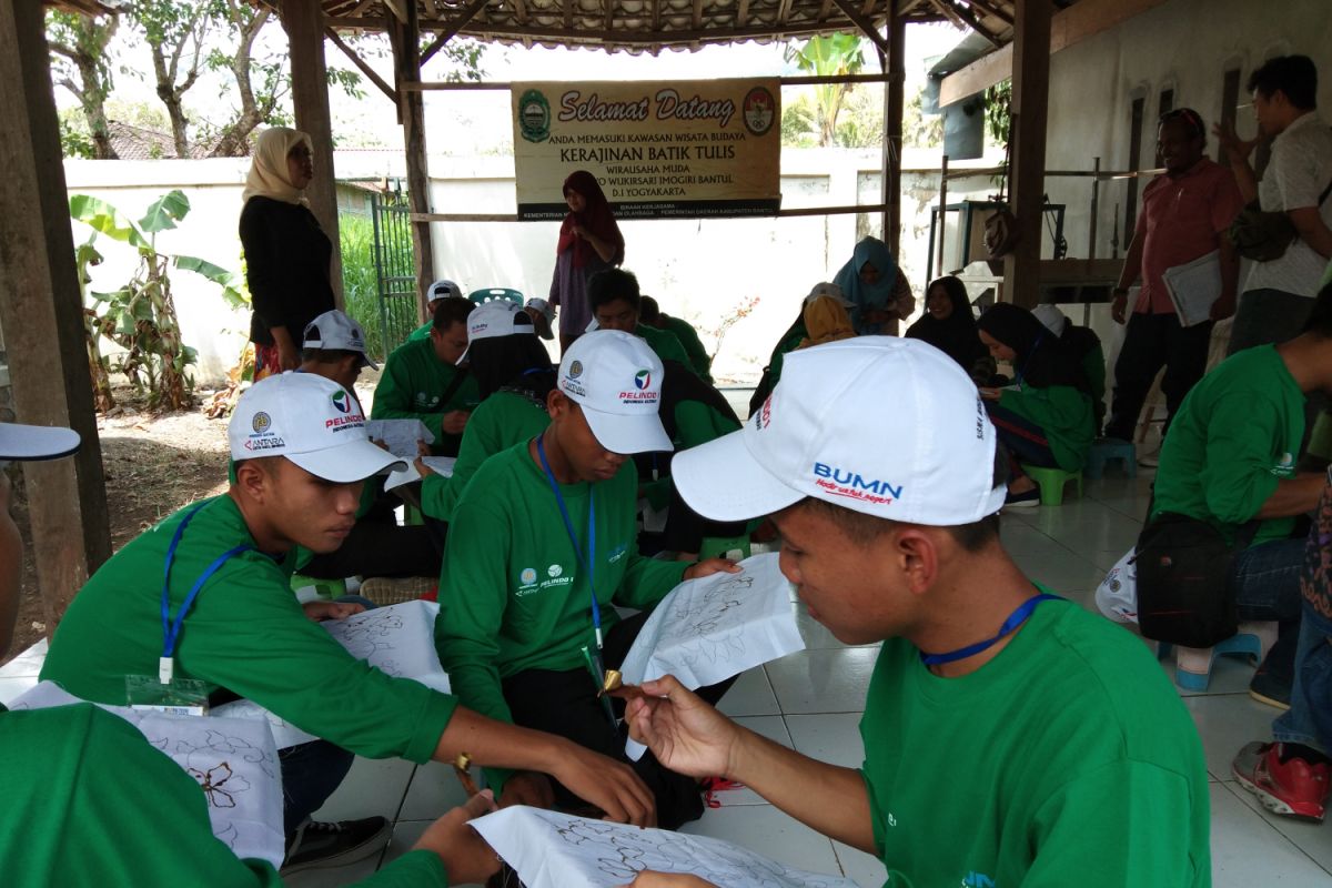 BUMN HADIR - SMN Kepulauan Riau belajar membatik di Giriloyo