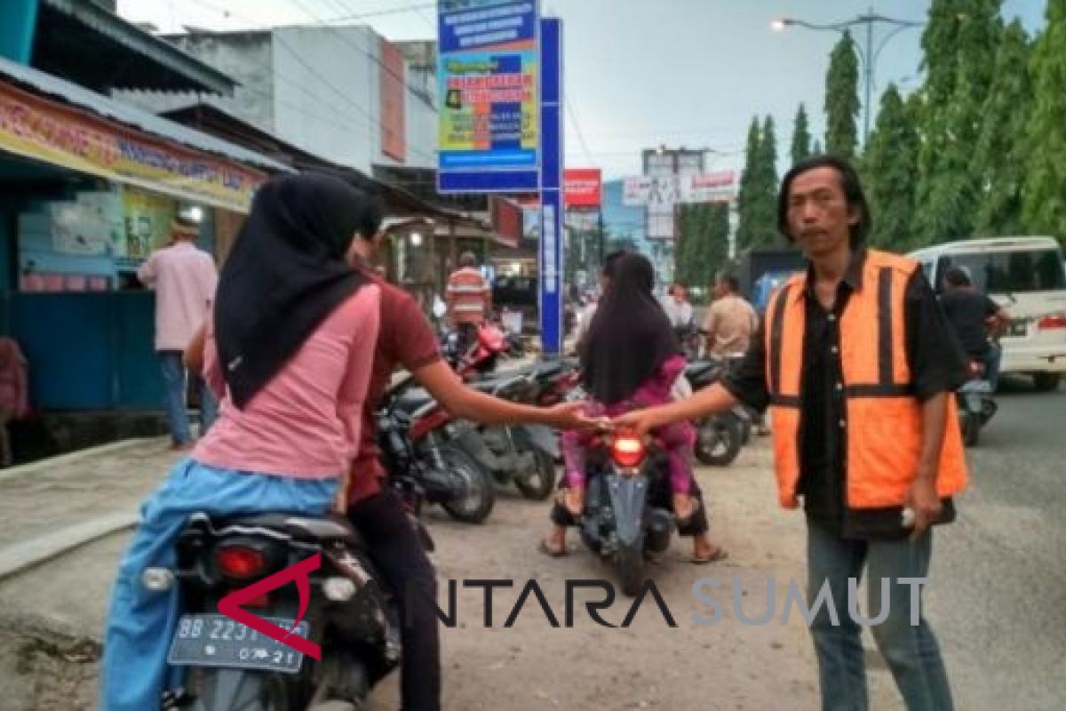 Warga resah juru parkir liar, tarif langgar perda