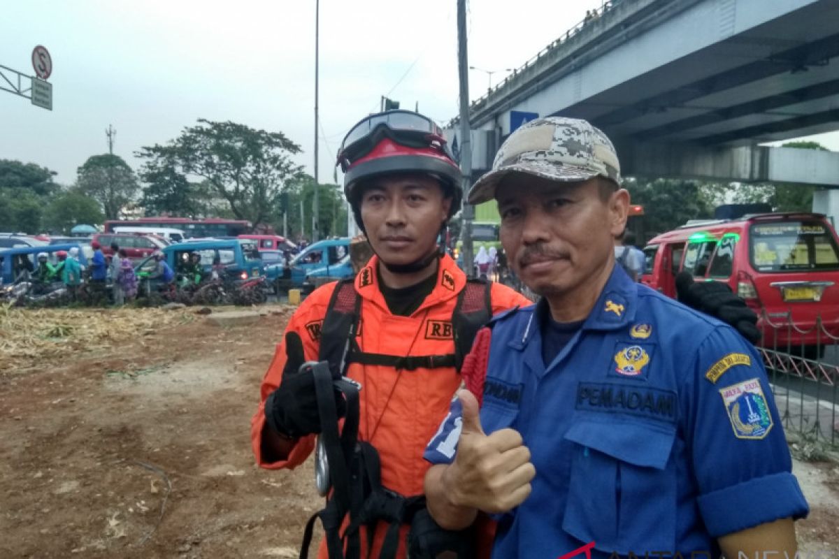 Pria pemanjat baliho diturunkan dalam kondisi lemah