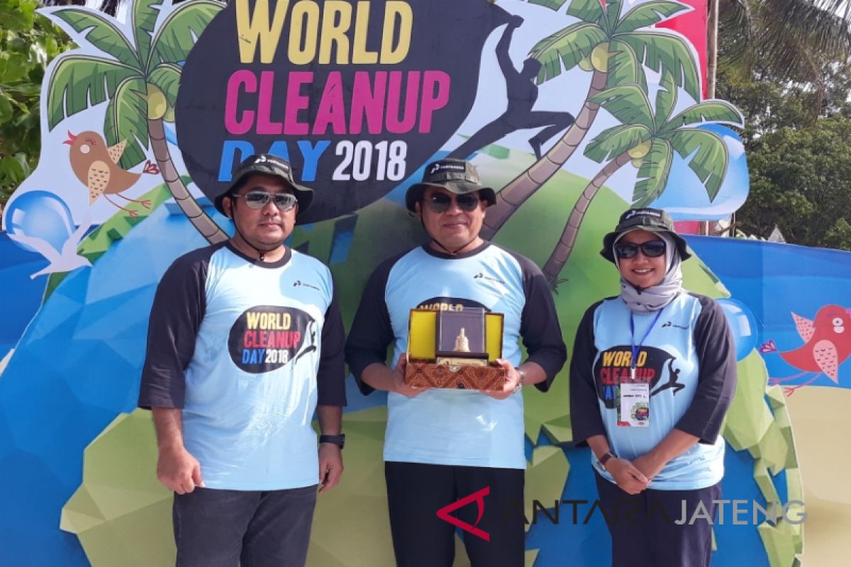 World Clean Up Day 2018, Pertamina bersihkan Pantai Nyampung Ragas Karimun Jawa.