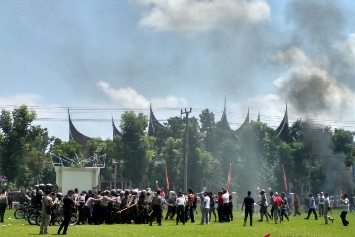 Polisi Agam simulasikan pengamanan kerusuhan pemilu