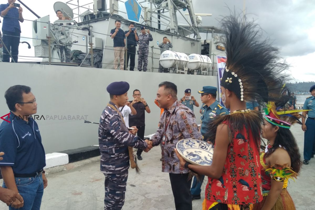 KRI Sura layani penukaran rupiah pulau terluar