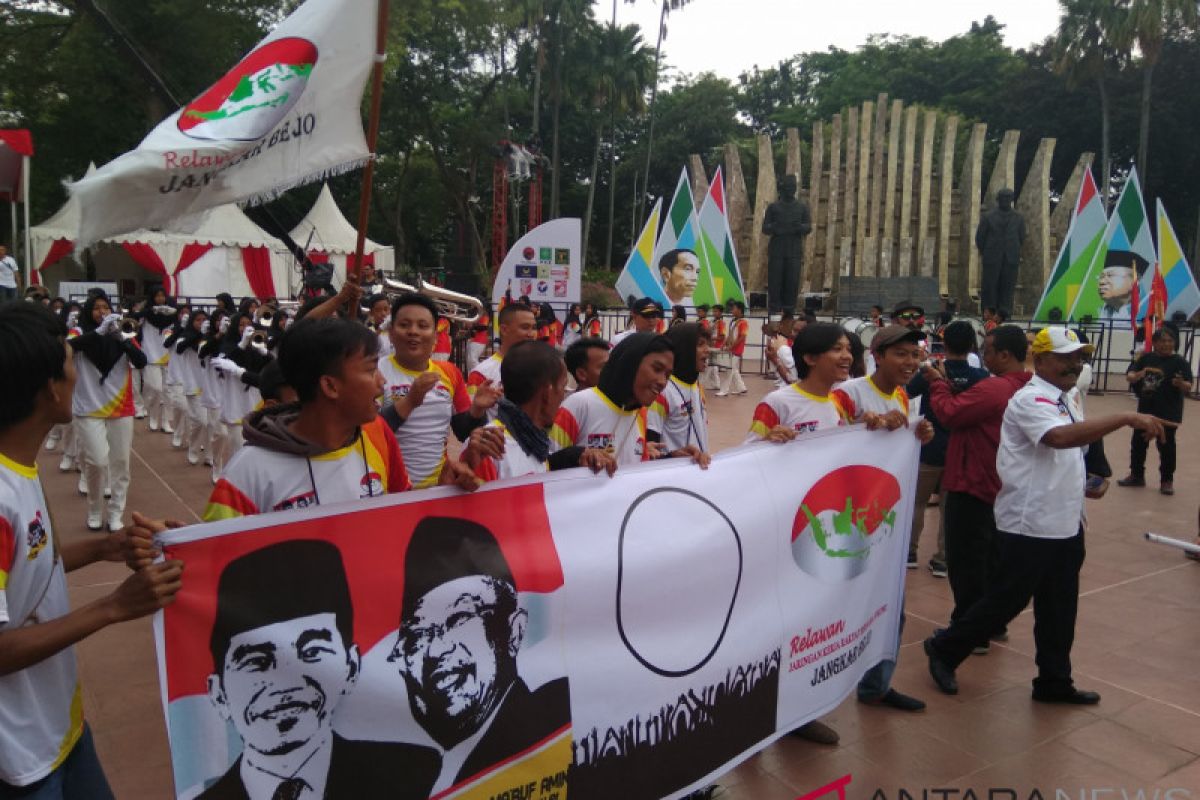 Sejumlah relawan Jokowi-Ma'ruf sudah berkumpul di Tugu Proklamasi