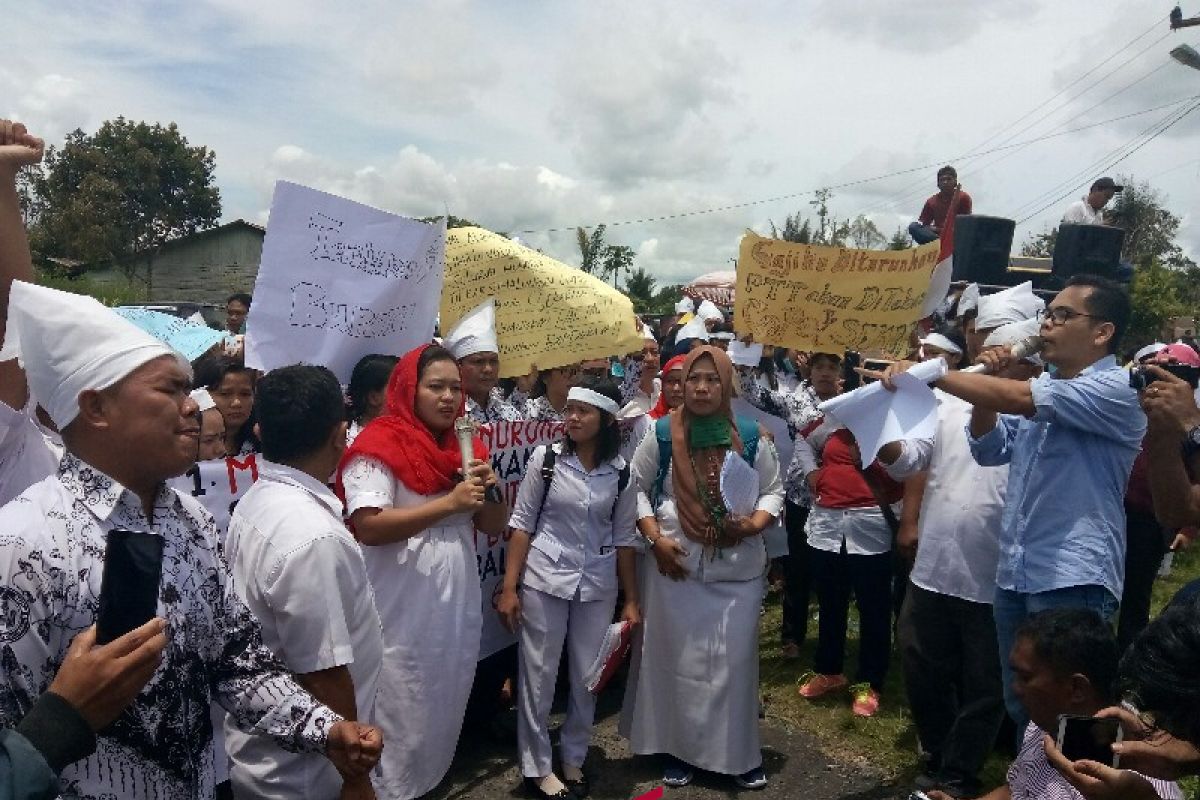 Ratusan honorer Simalungun aksi demo