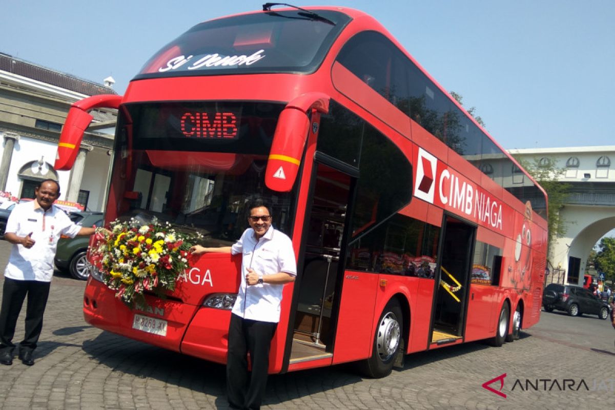 Bank CIMB serahkan bus wisata ke Pemkot Semarang