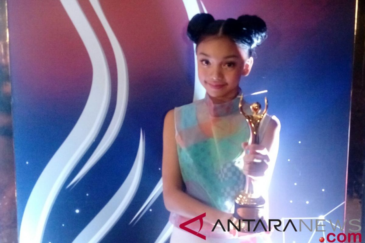 Naura sabet penghargaan Penyanyi Anak Terbaik AMI Awards 2018