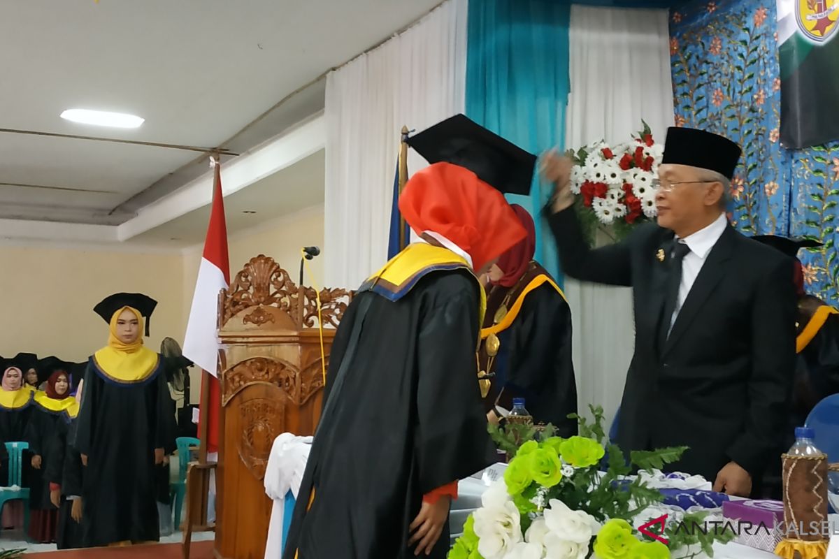 Supian Sauri mendapatkan IPK tertinggi Wisudawan Akper Murakata