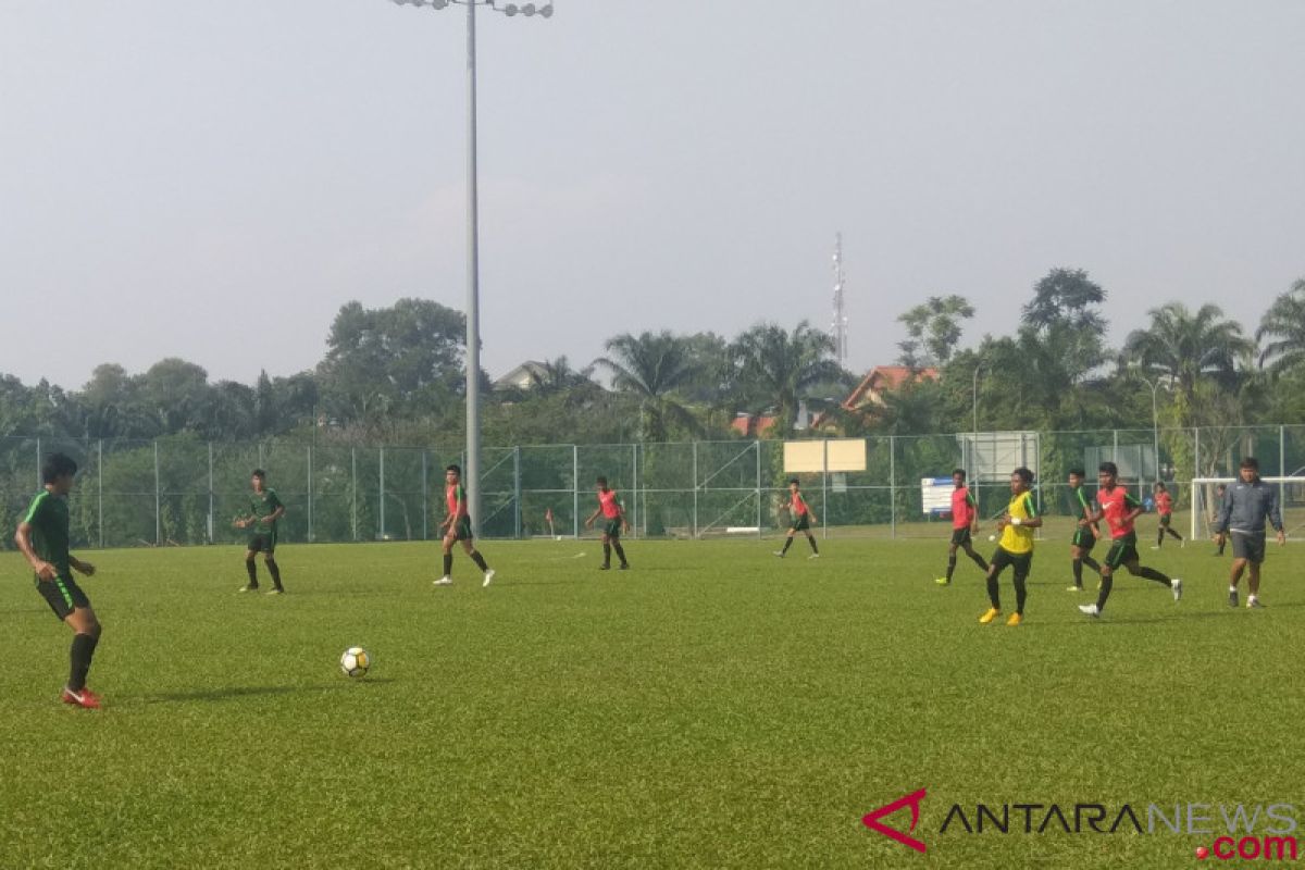 Bek Timnas U-16 Indonesia antisipasi bola atas Australia