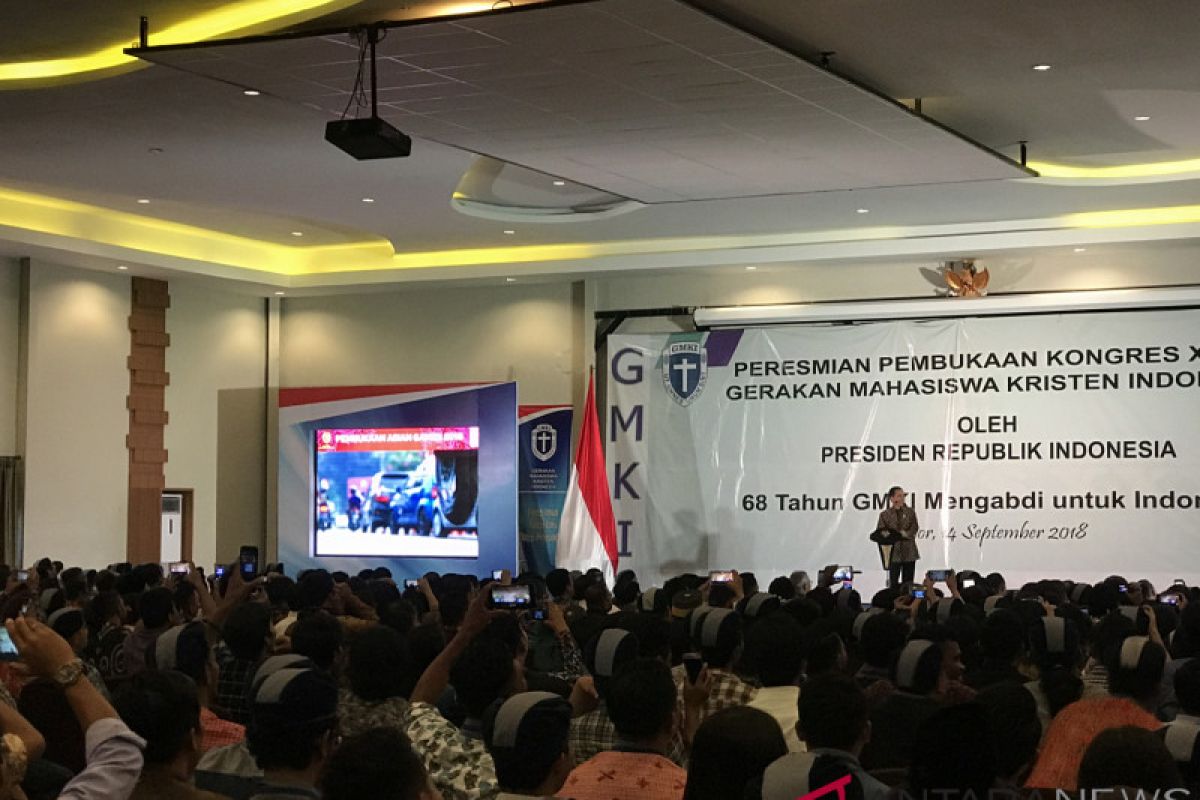 Mahasiswa bersorak saat video atraksi Jokowi tayang