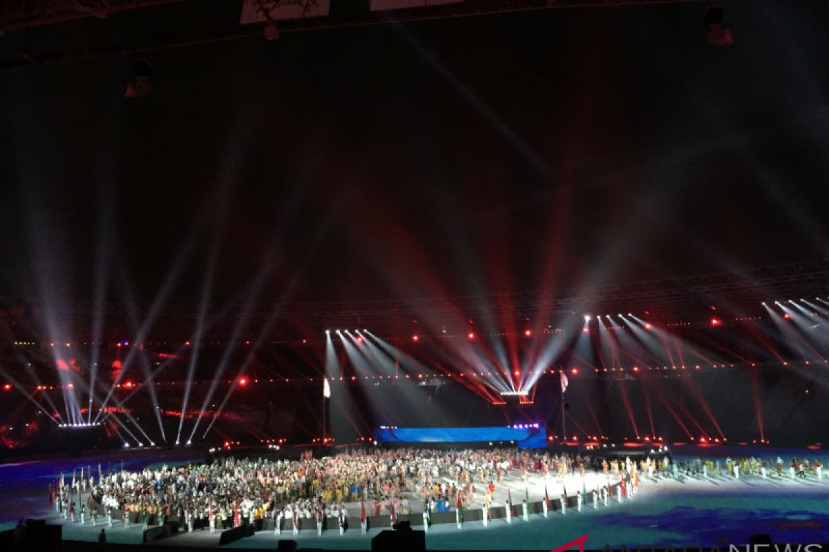 Atlet dan volunter membaur di pesta penutupan Asian Games 2018
