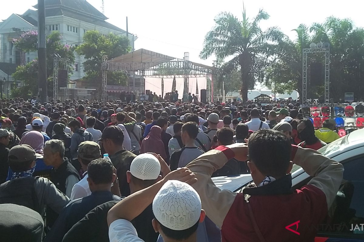 Ahmad Dhani dan Neno batal Jalan Sehat di Solo