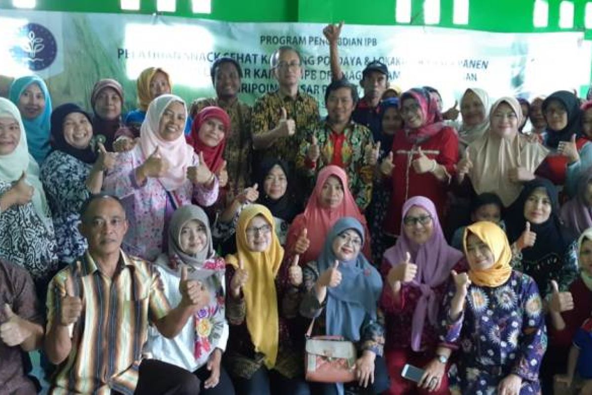 Tim pengabdian LPPM IPB gelar Pelatihan Produksi Snack Sehat Kampung Posdaya