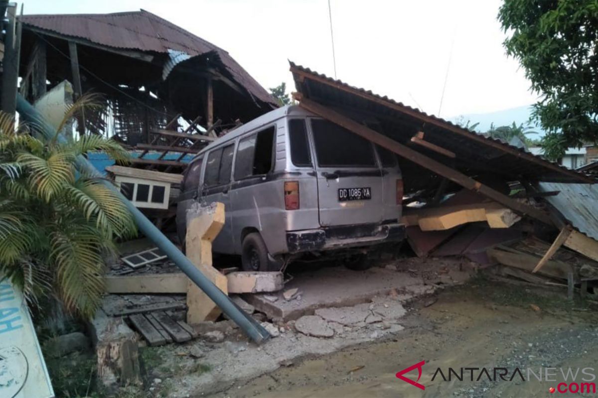 Warga Buol menuju Donggala memastikan keselamatan keluarga