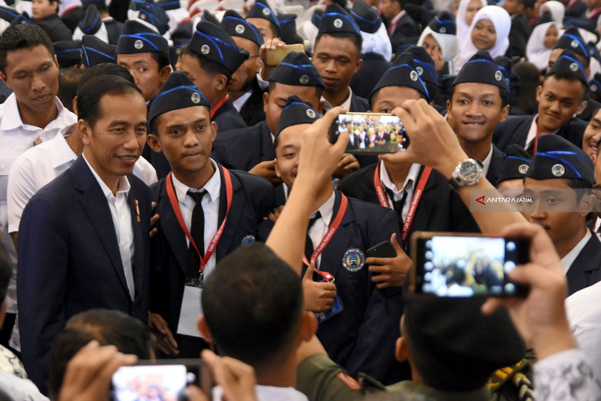 Jokowi Teken Perpres Tata Pakaian Acara Kenegaraan-Resmi