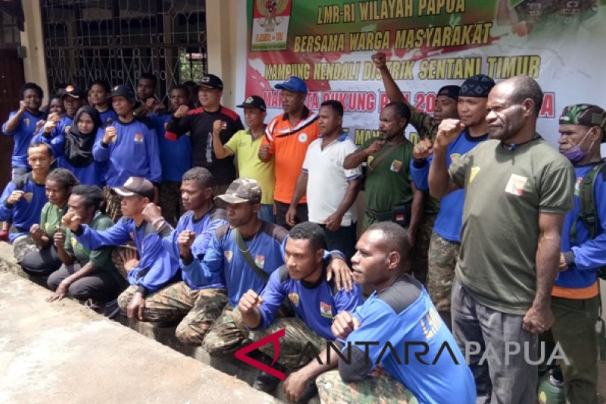 LMRI bersama warga Nendali bersihkan gedung pasar ikan hidup