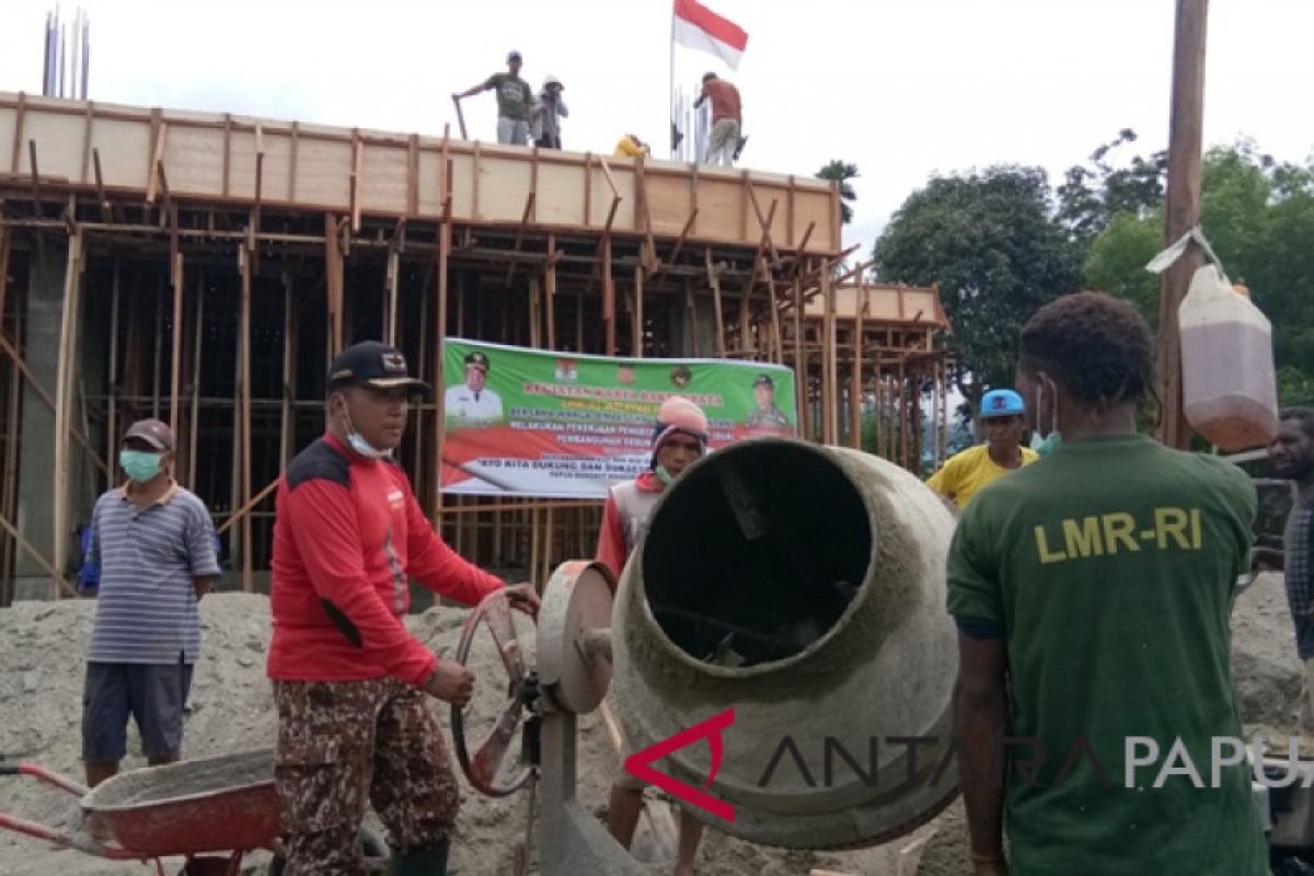 Personel LMR-RI bantu cor bangunan gereja