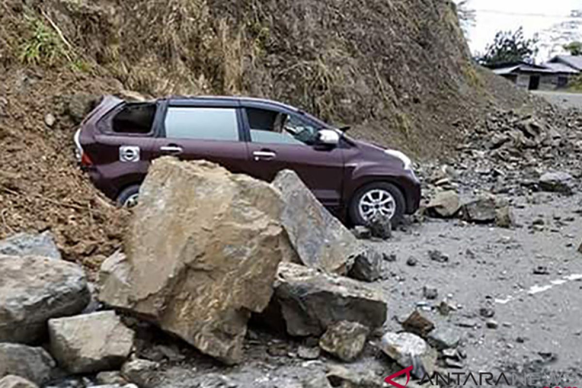 Damaged roads hinder distribution of aid supplies