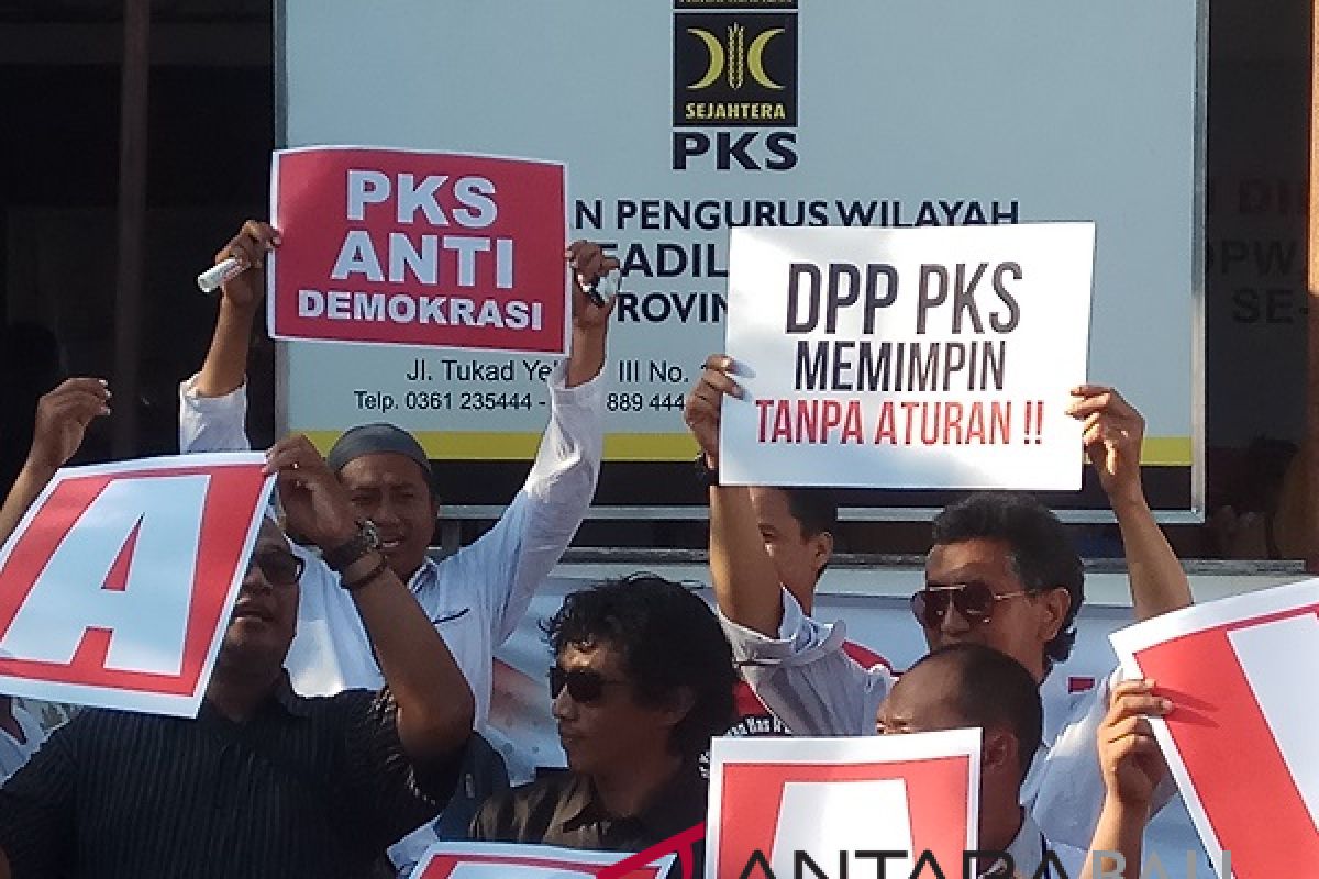 Jajaran kader dan pengurus PKS se-Bali mundur massal
