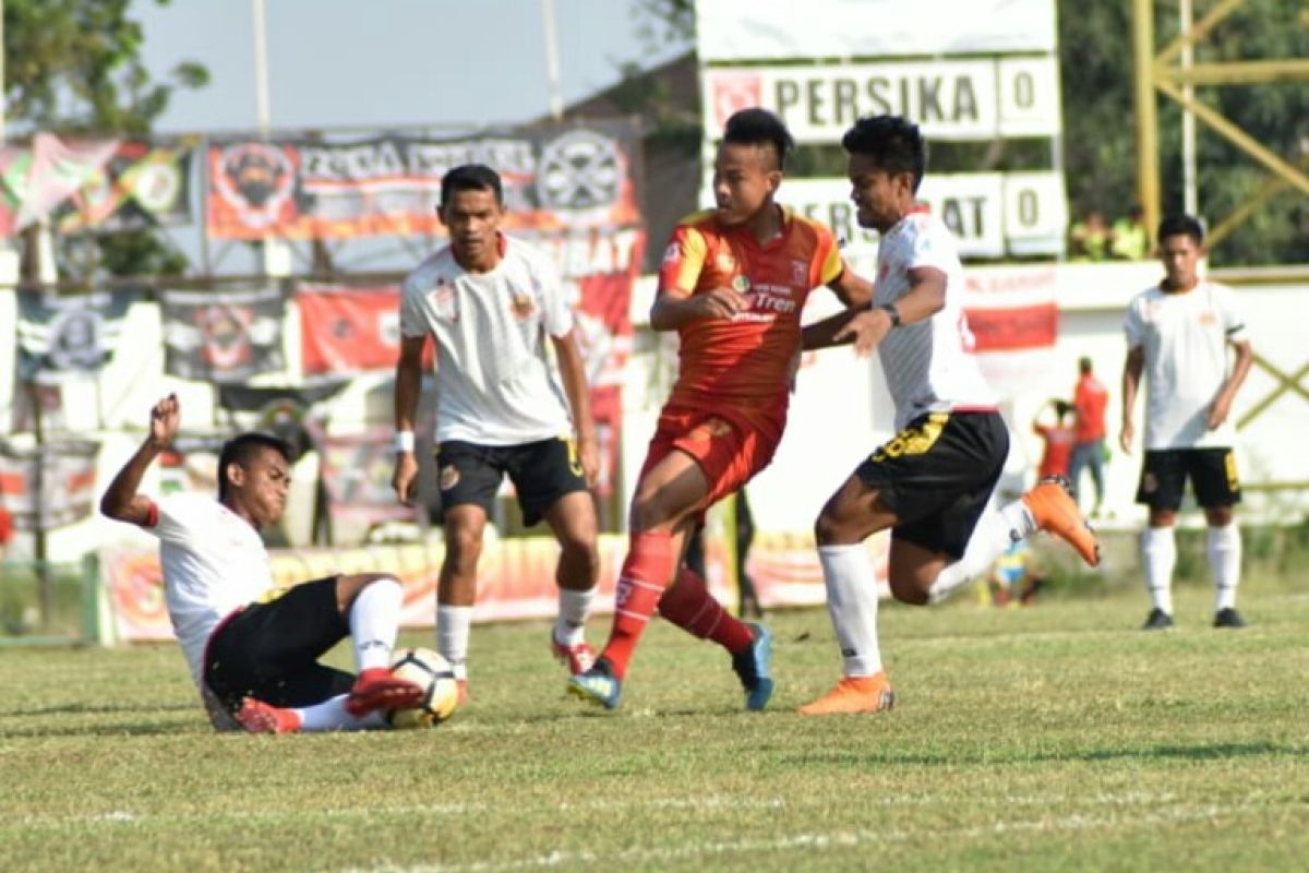 Persika Karawang kalahkan Persibat 2-1