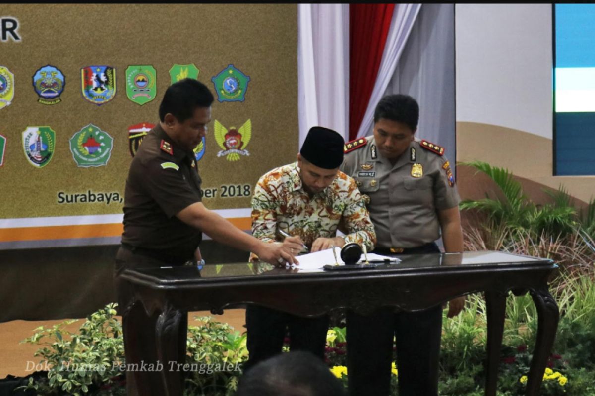 Bupati Trenggalek Teken MoU Kerja sama APIP-APH