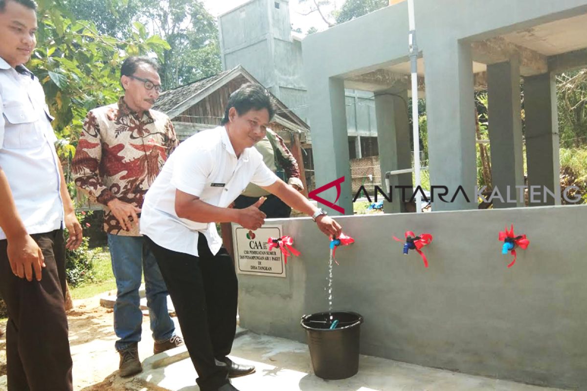 PT KSL bantu air bersih bagi warga Tangkan Bartim