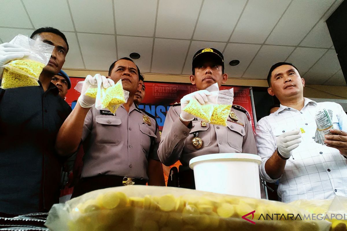 Polres Karawang tangkap tiga pengedar obat-obatan terlarang