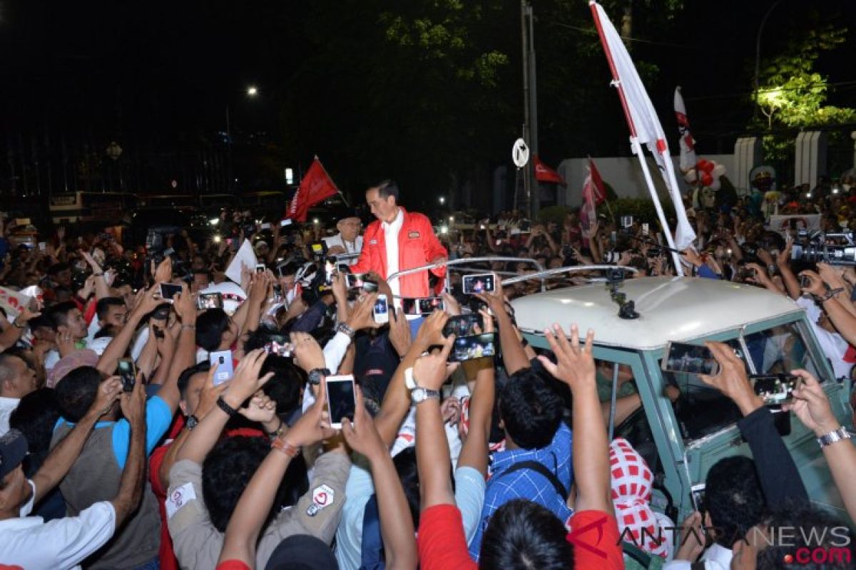 Jokowi-Ma'ruf tiba di KPU RI tumpangi kendaraan off-road