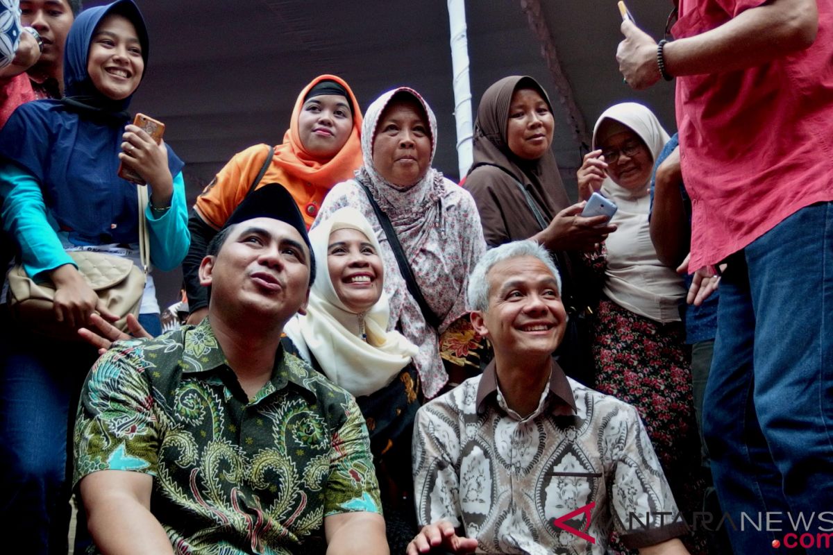Pemimpin Jawa Tengah sambut Tahun Baru bersama lansia, yatim piatu