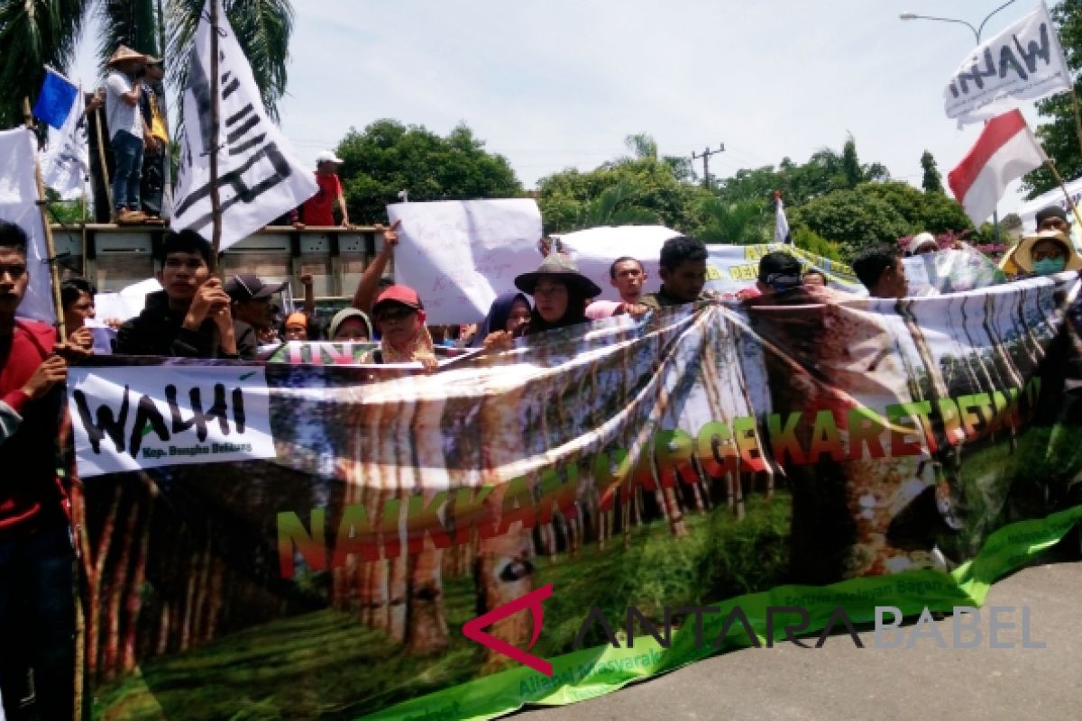 Ribuan petani unjuk rasa keluhkan harga komoditas