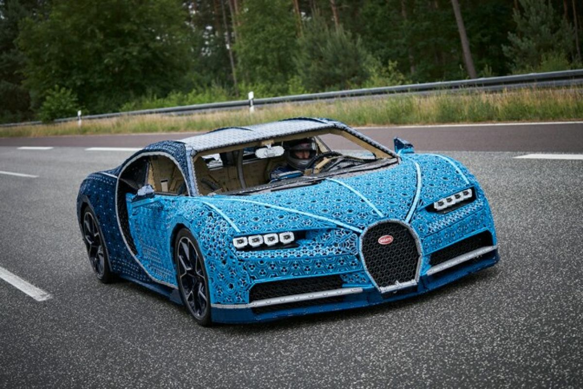 Lego bangun replika Bugatti Chiron yang bisa dikendarai