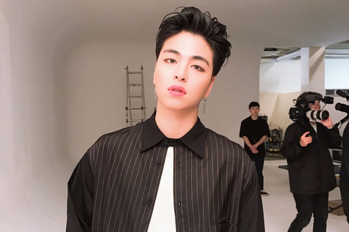 Junhoe iKON minta maaf pada penggemar, ada apa?