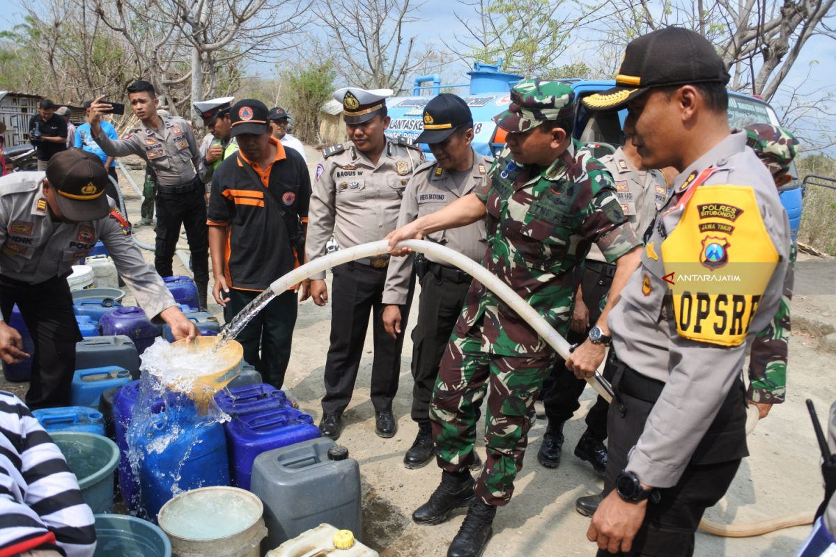 Polisi Salurkan Air Bersih