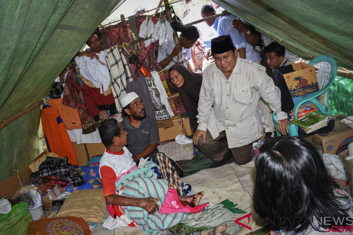 Bersama Titiek Soeharto, Prabowo Kunjungi Pengungsi Lombok