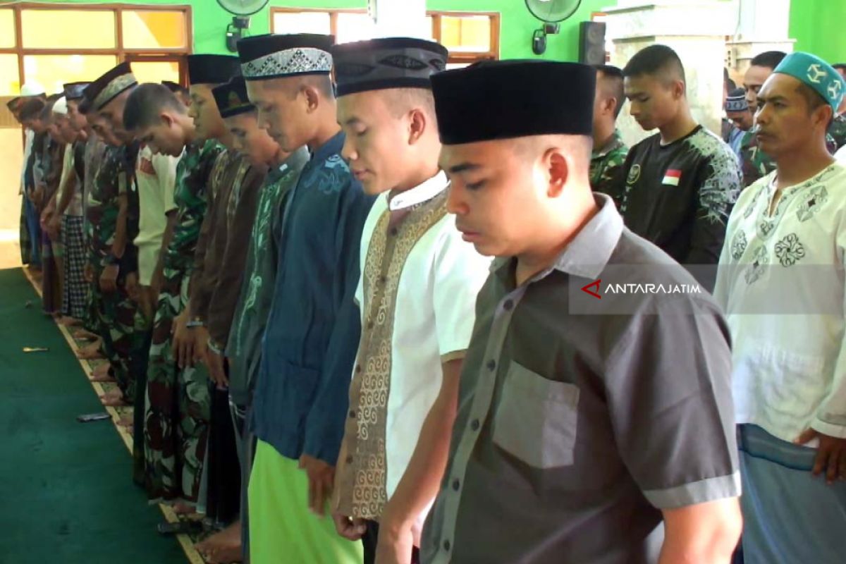 Masyarakat Pamekasan Shalat Gaib untuk Korban Tsunami