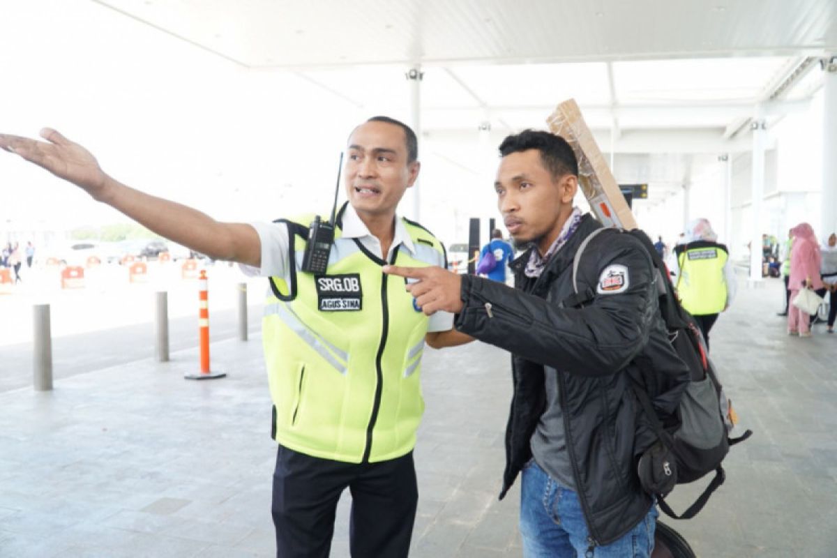 Hari Pelanggan Nasional, pejabat AP I Semarang turun langsung layani penumpang