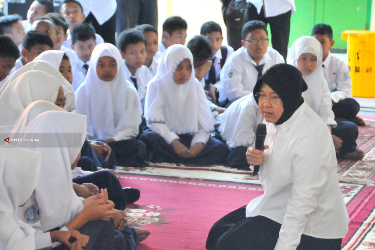 Risma Beri Motivasi Ratusan Pelajar SMPN 56 Surabaya