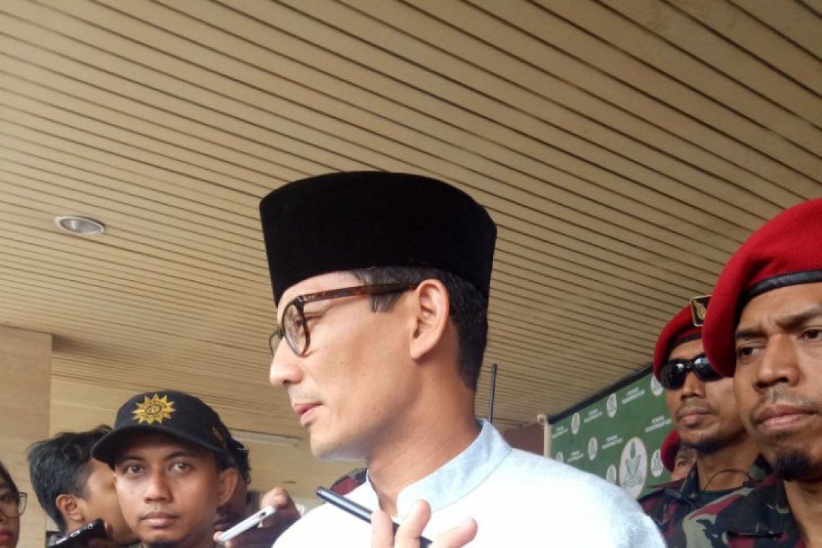 Sultan Iskandar menyematkan pin kesultanan kepada Sandiaga Uno