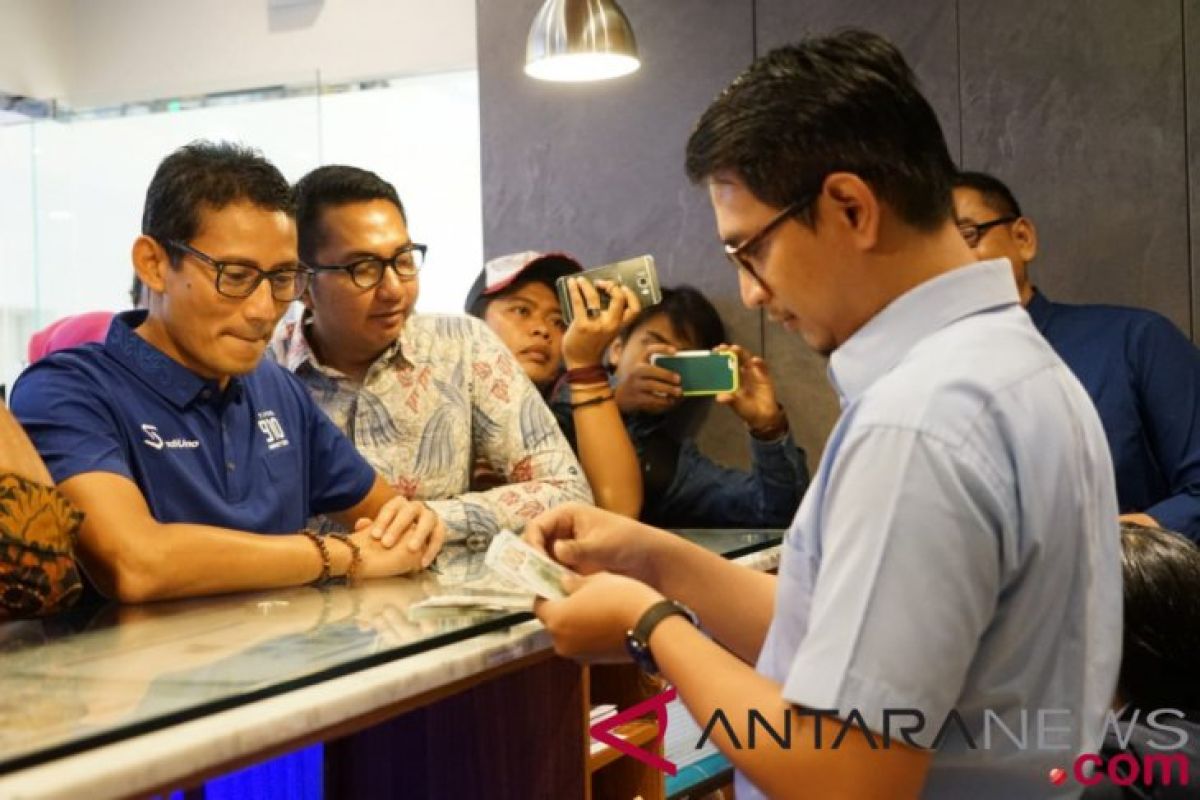 Sandiaga Uno lakukan aksi tukar uang dolar ke rupiah