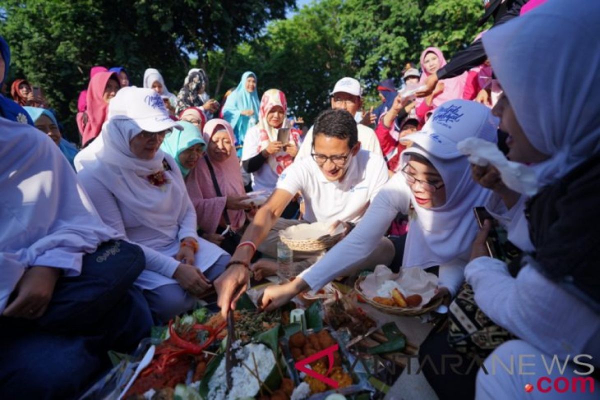 Sandiaga Uno senam bersama emak-emak di Sidoarjo