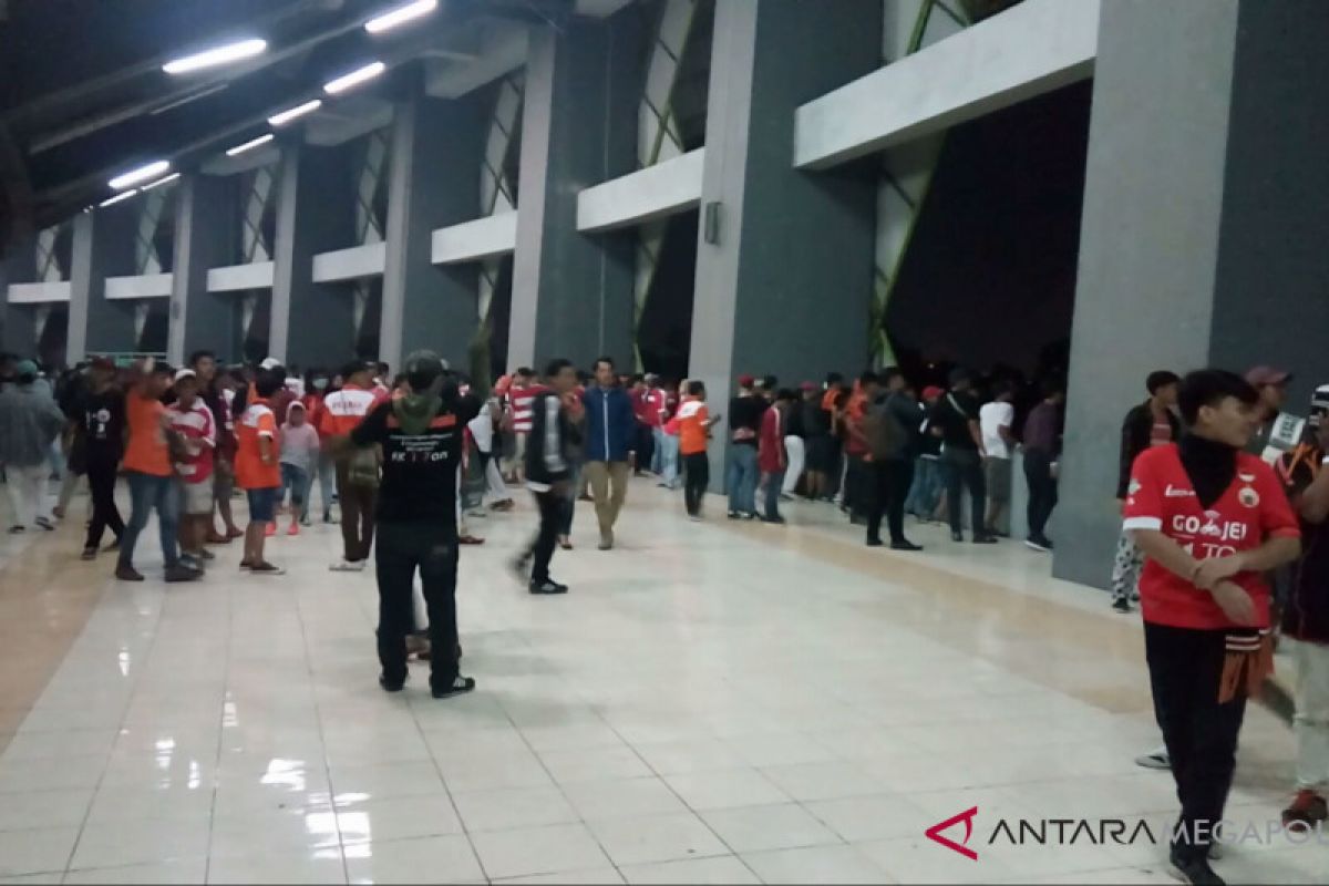 Kericuhan supporter Persija dibubarkan gas air mata